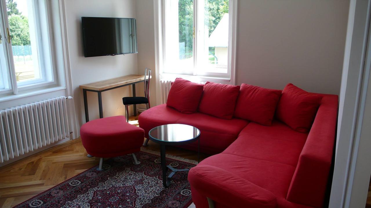 Vila Olga Jevany Exteriör bild