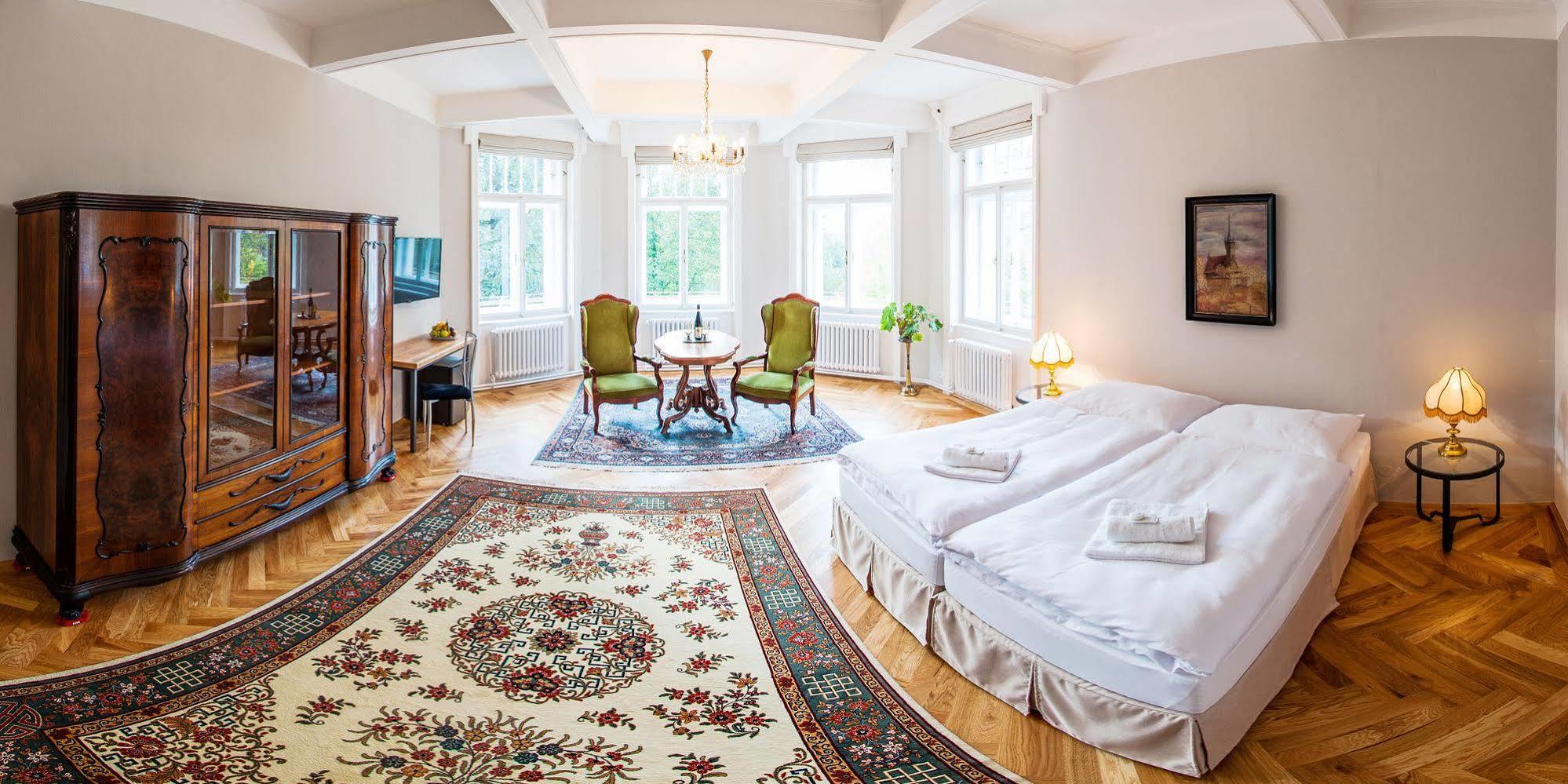 Vila Olga Jevany Exteriör bild