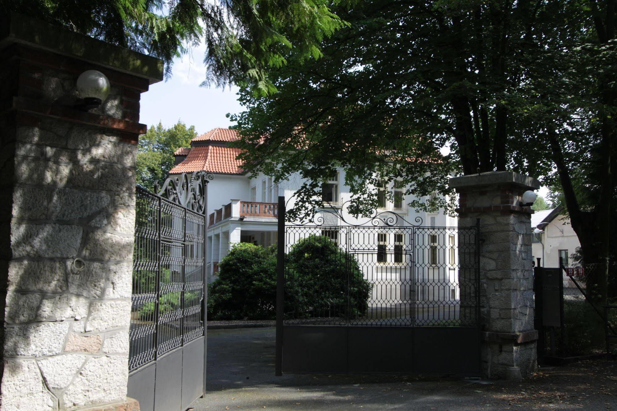 Vila Olga Jevany Exteriör bild