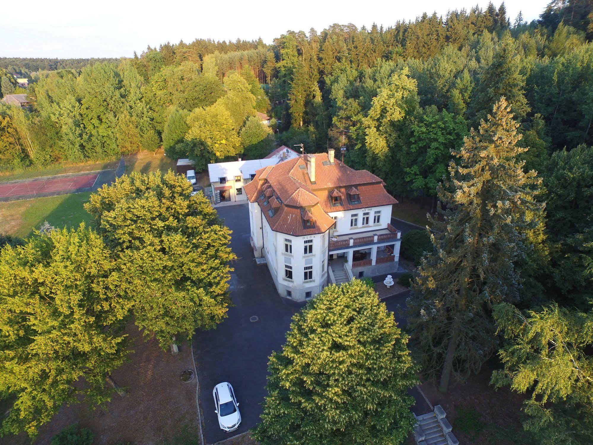 Vila Olga Jevany Exteriör bild