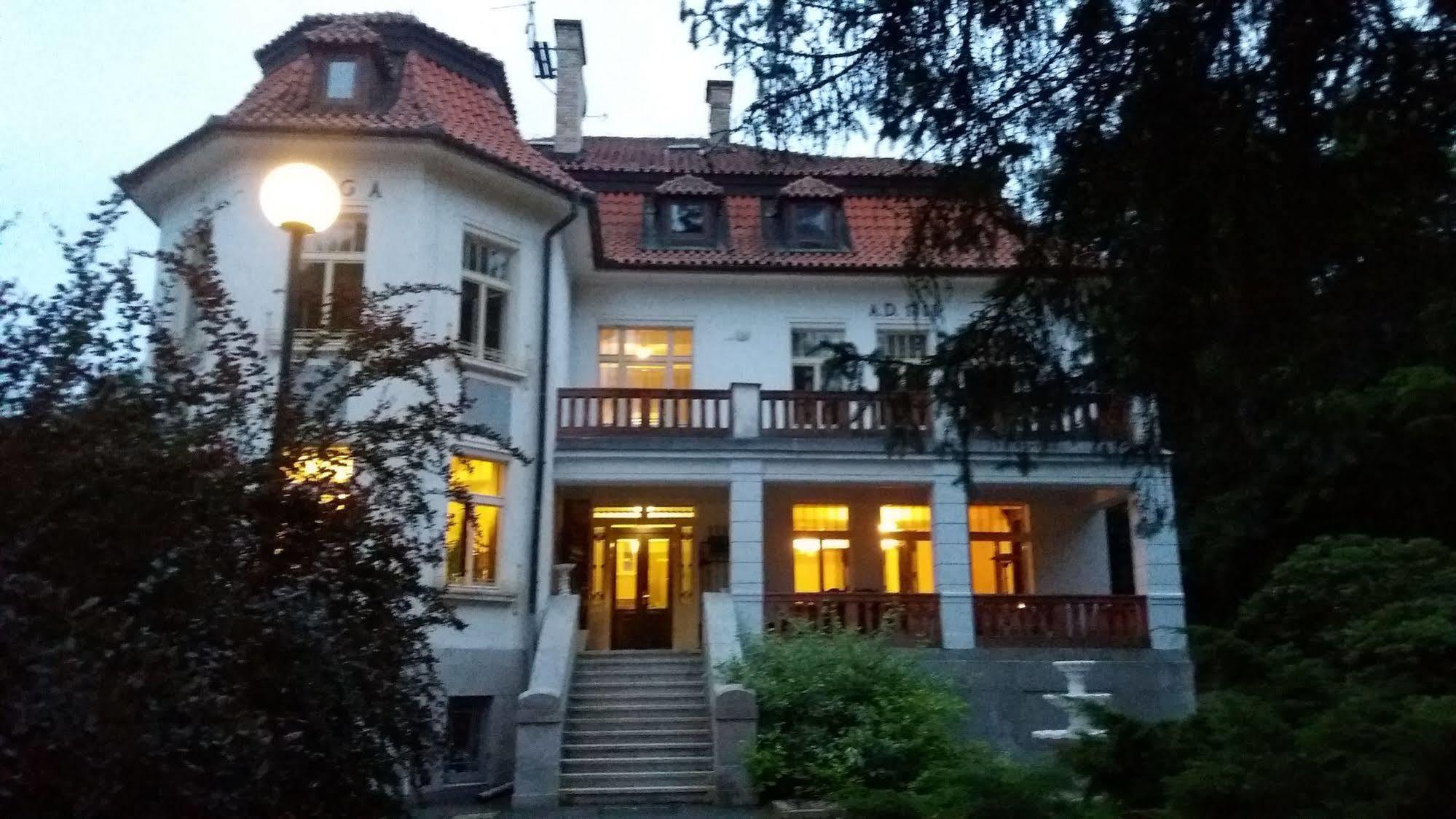Vila Olga Jevany Exteriör bild