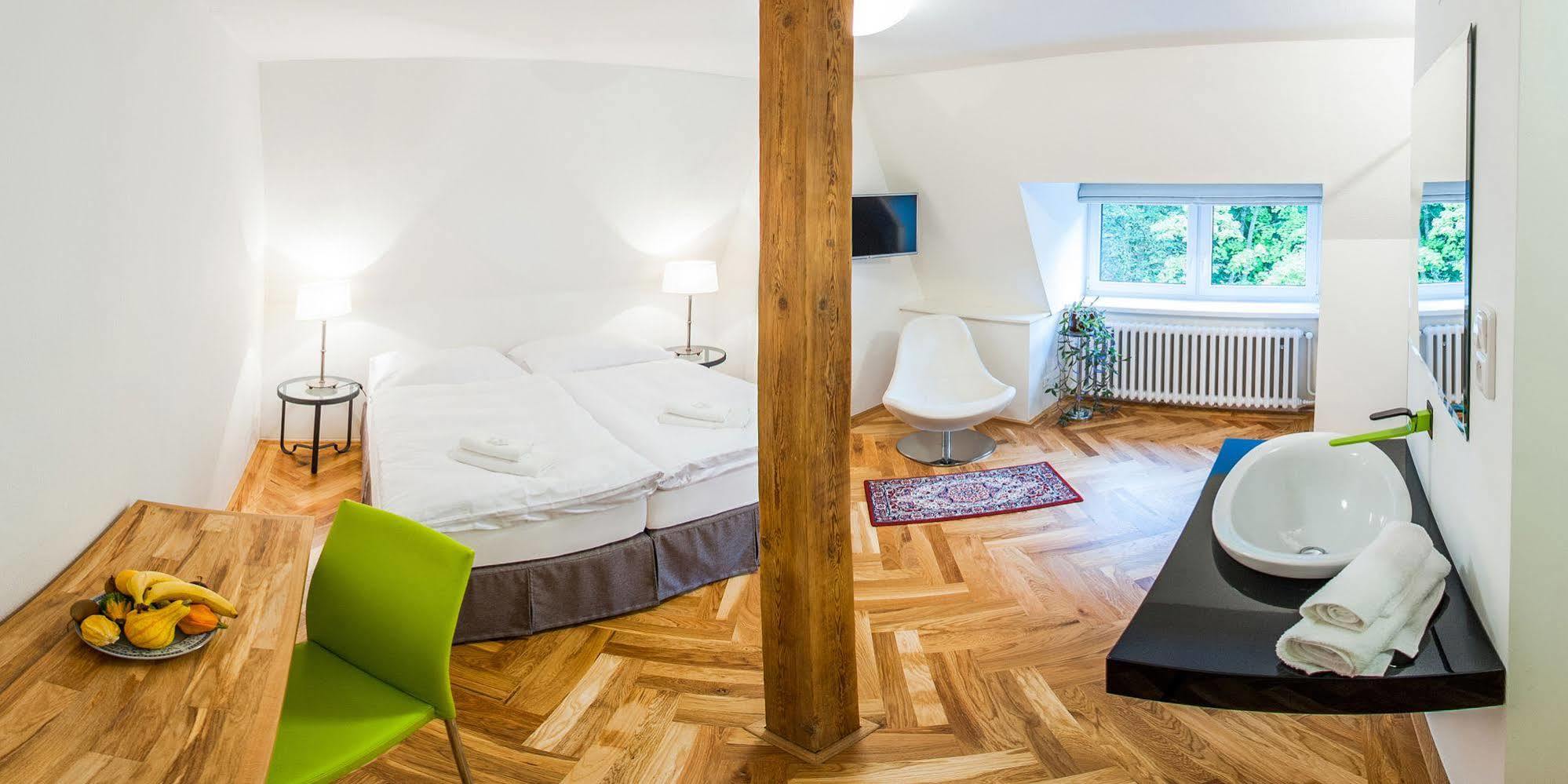 Vila Olga Jevany Exteriör bild